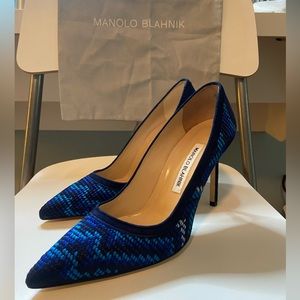 Dark Blue Suede Manolo Blahnik Pointed Toe Pumps New in Box 📦